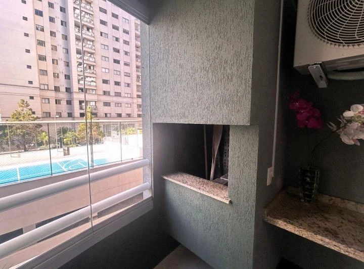 3-bedroom apartment with a closed kitchen and balcony — photo 2