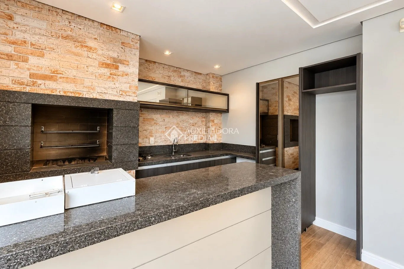 Bathtub in a 4-bedroom house, 280 m² — photo 26
