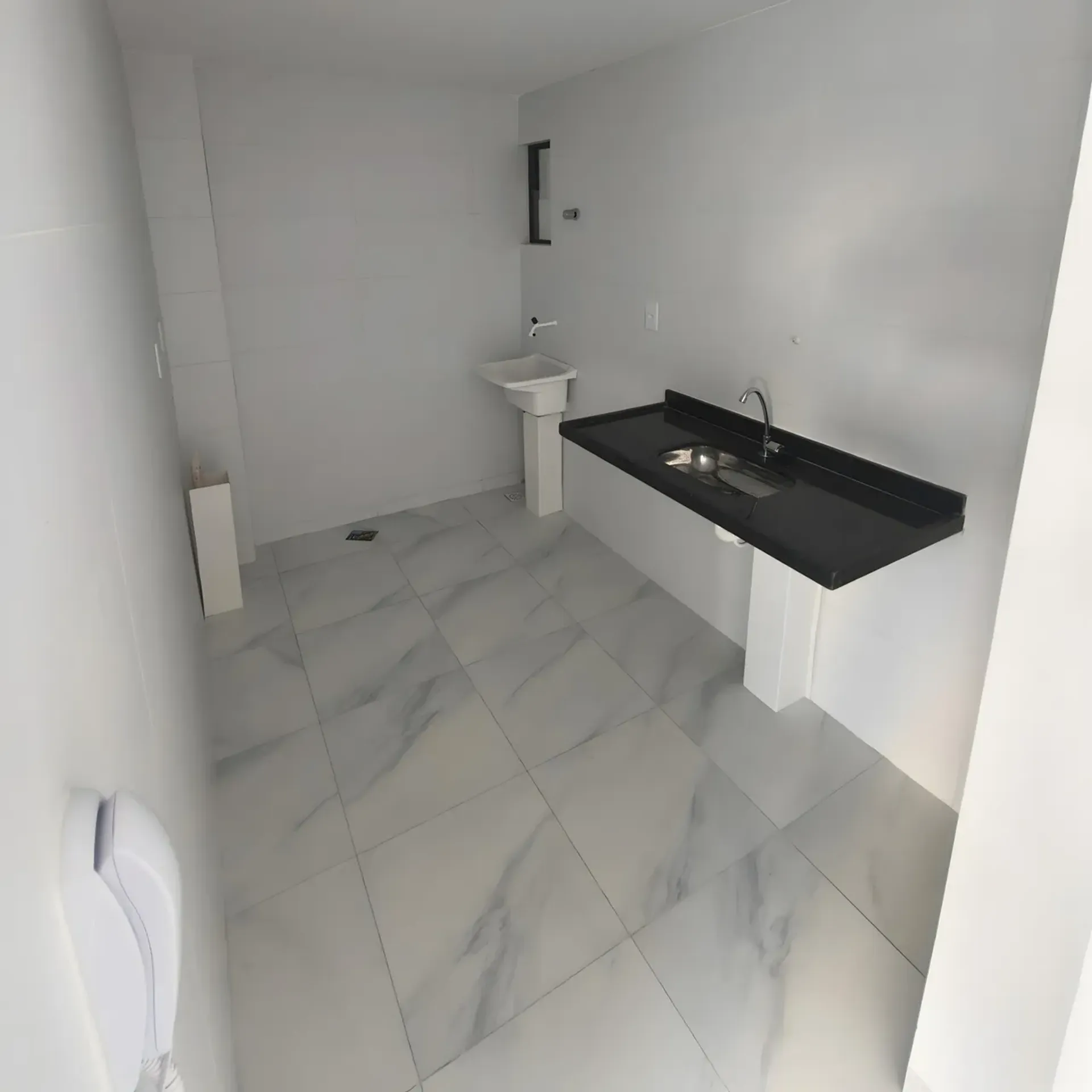 2-bedroom apartment in a building with a coworking space — photo 2