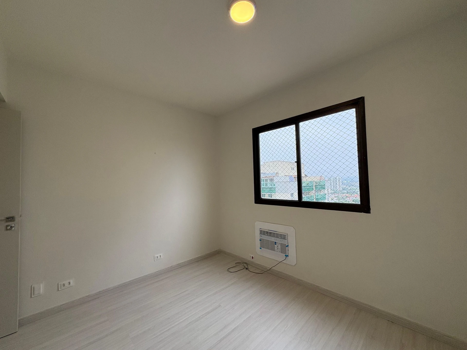 2-bedroom apartment with a glass-enclosed balcony — photo 4