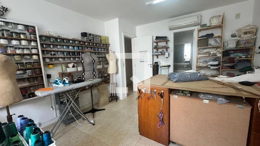 Walk-in closet in a 5-bedroom house, 250 m² — photo 48
