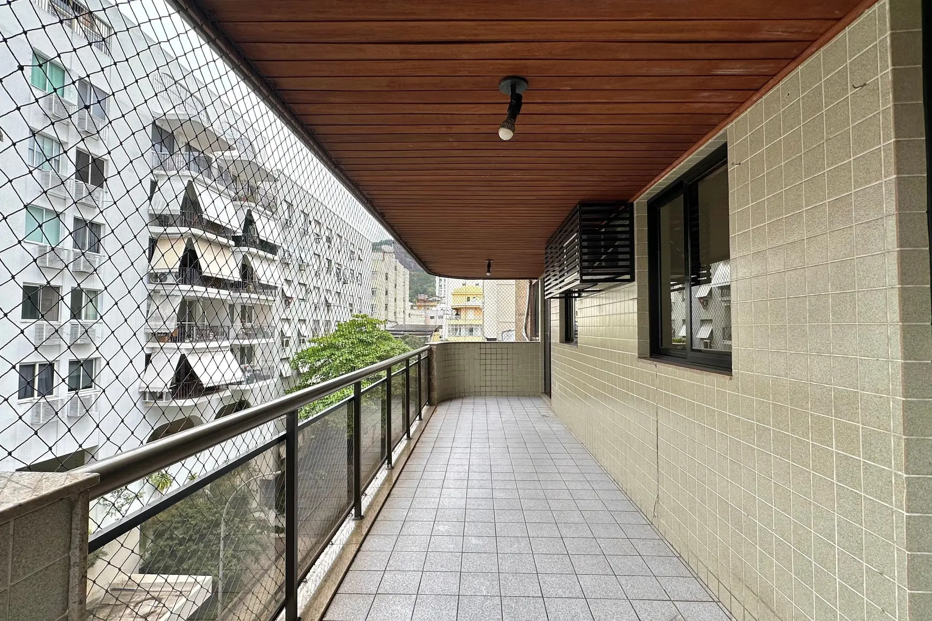 Apartment with 4 bedrooms, 2 baths and 2 parking spots