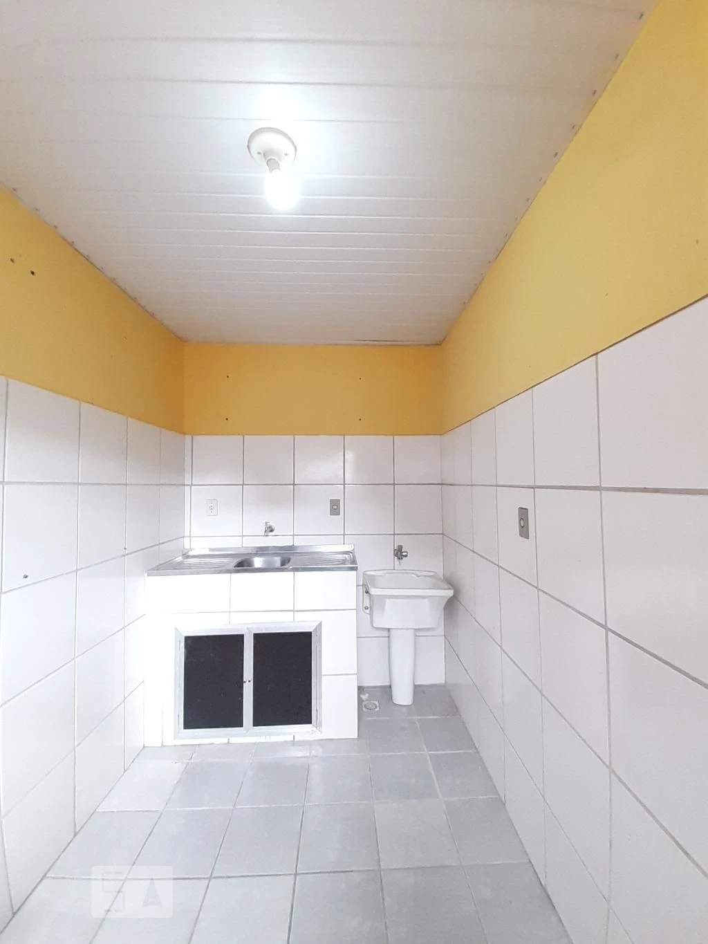 Apartamento sem mobília com cozinha fechada e armários — photo 9