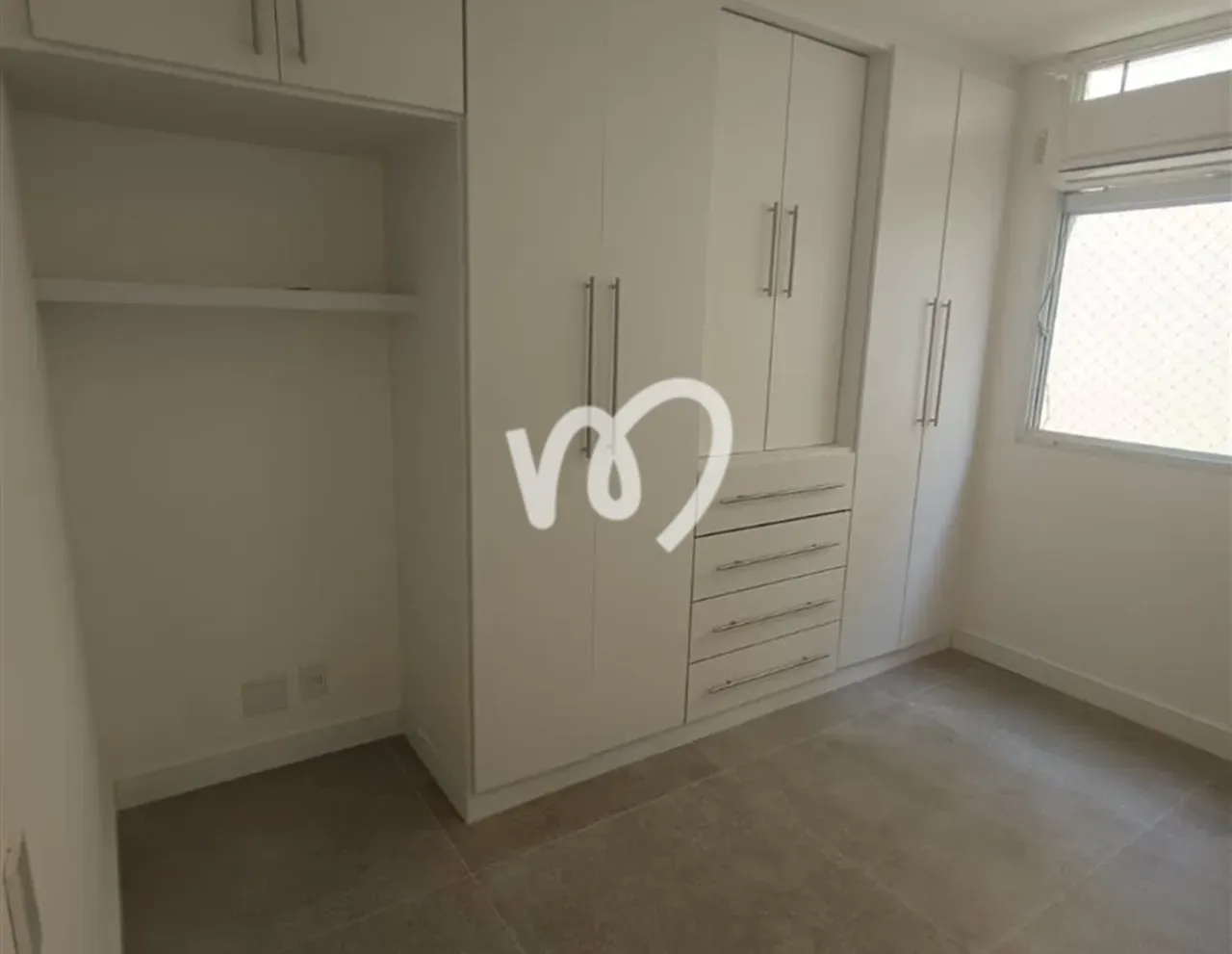 Walk-in closet in a 3-bedroom apartment, 101 m² — photo 22