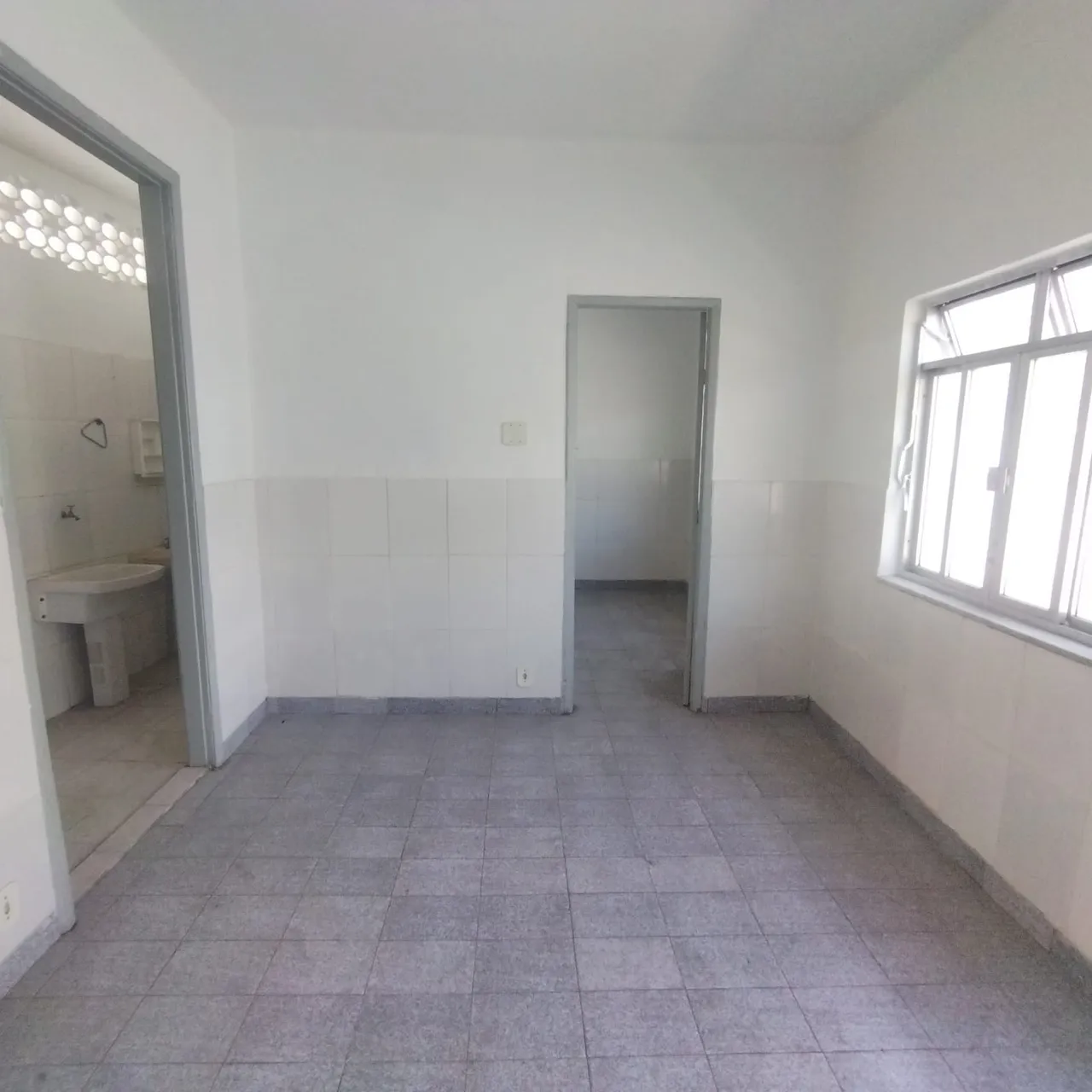 Rental house with a compact gas kitchenette — photo 7