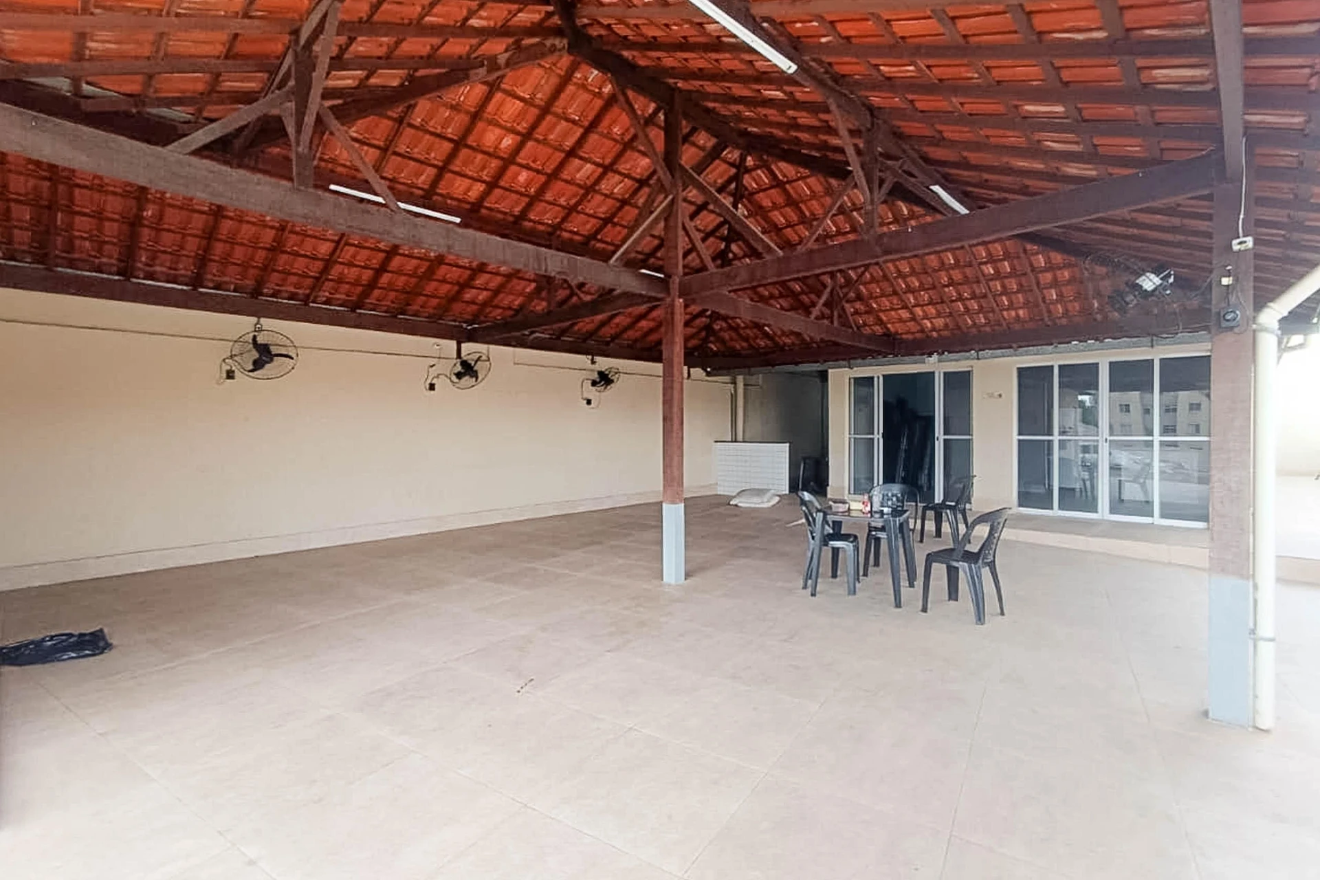 Rental apartment with 2 bedrooms and a pool in the condo