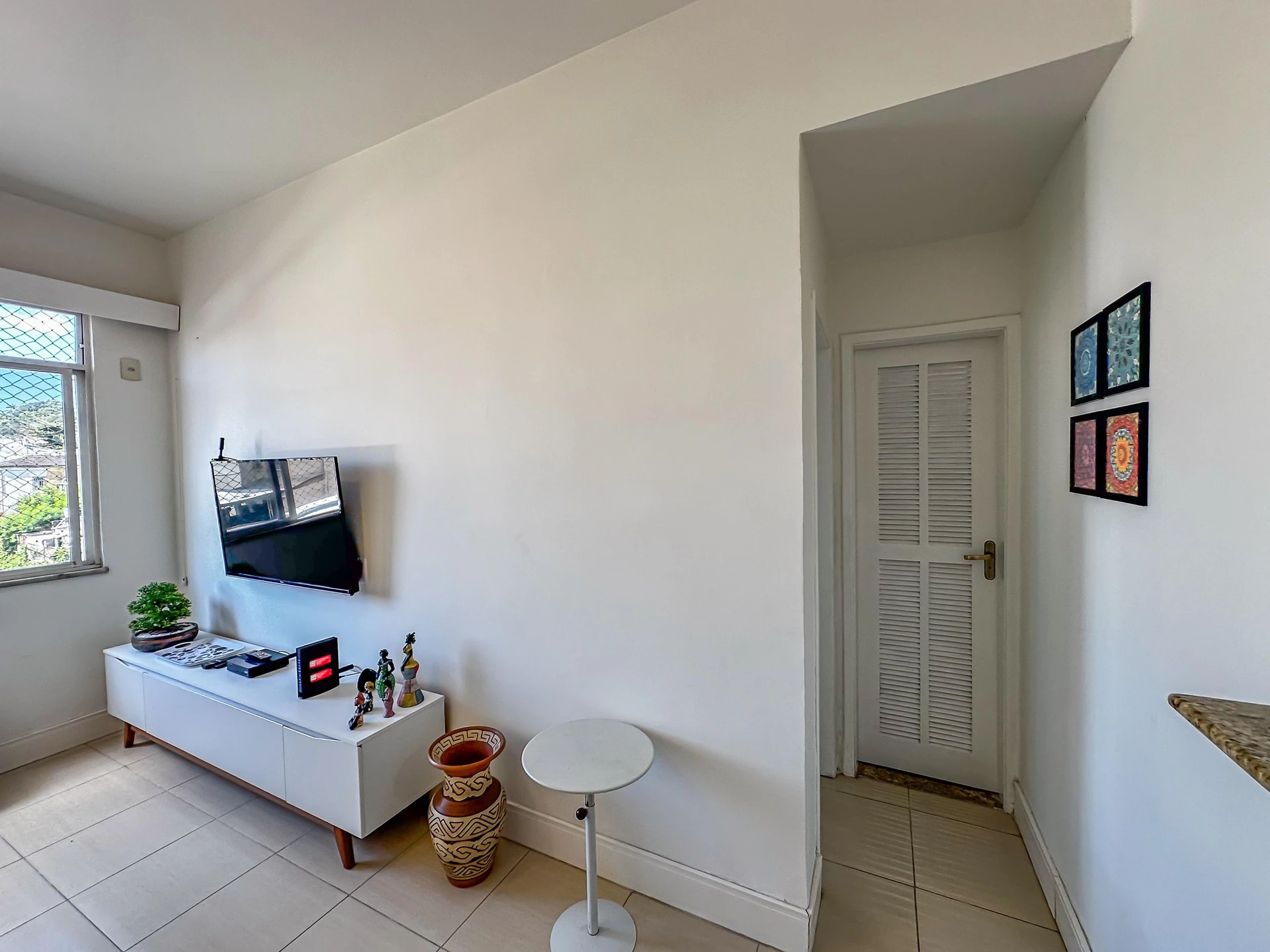 Furnished 1-bedroom apartment with an open kitchen — photo 3