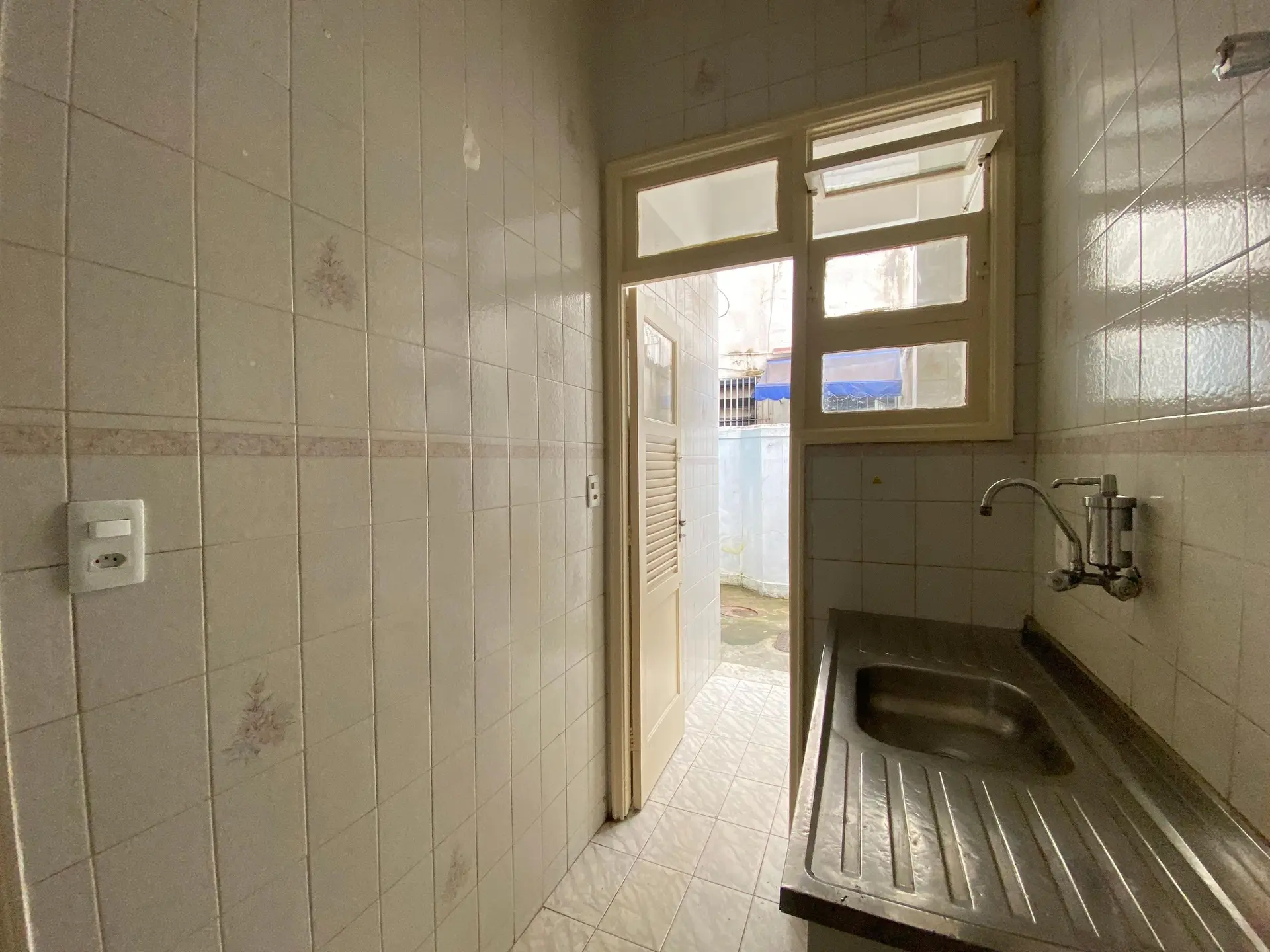 Bathtub in a one-bedroom apartment, 50 m² — photo 19
