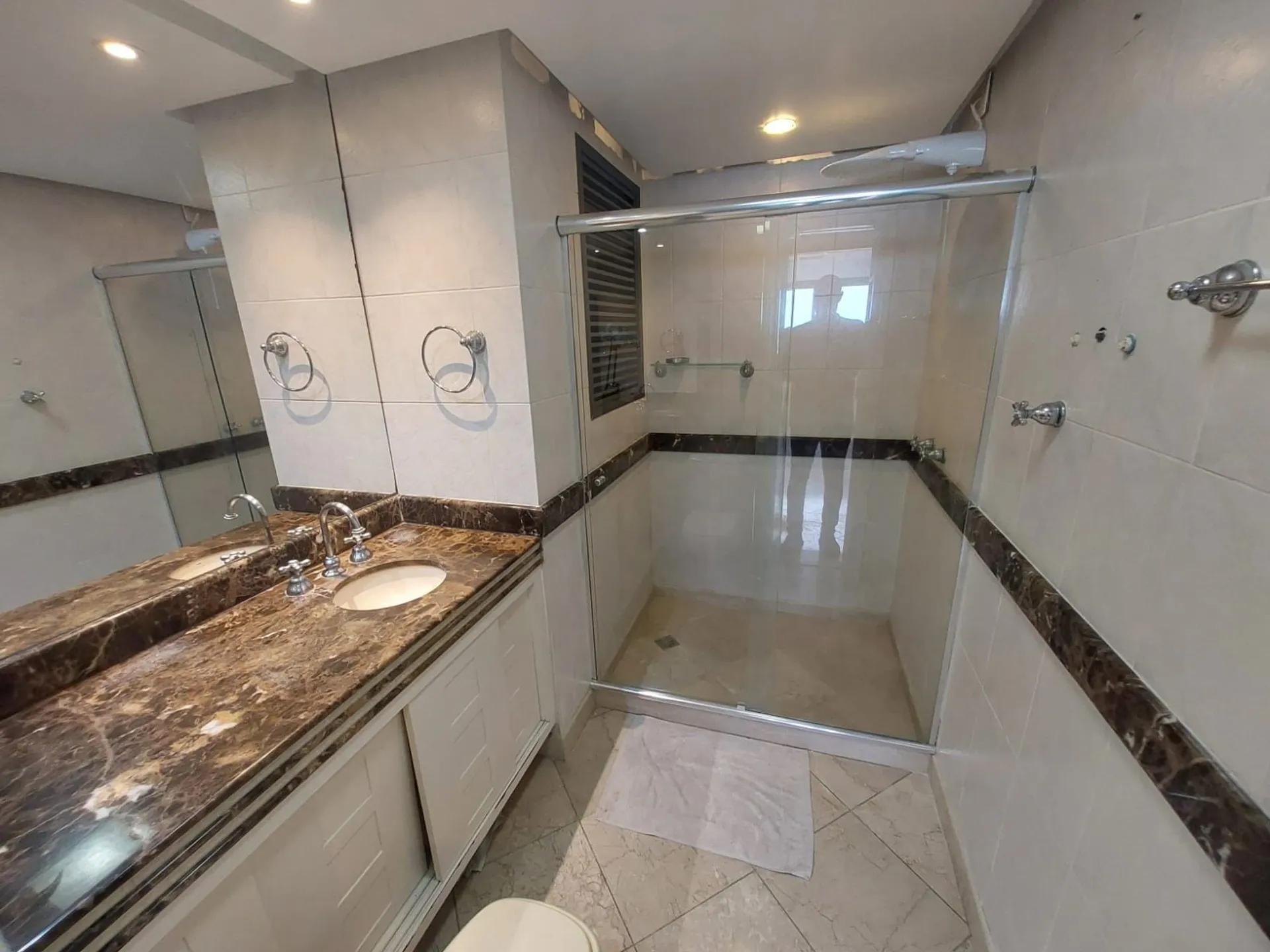 Furnished apartment with 2 bedrooms and glass balcony — photo 23