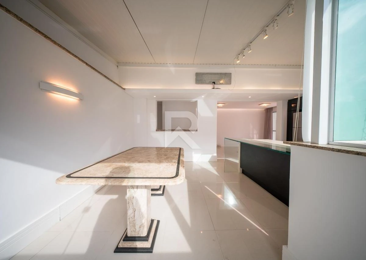 192 m² apartment with floor-to-ceiling windows and a bathtub — photo 19