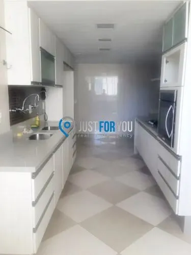 4-bedroom apartment in a building with a tennis court — photo 2