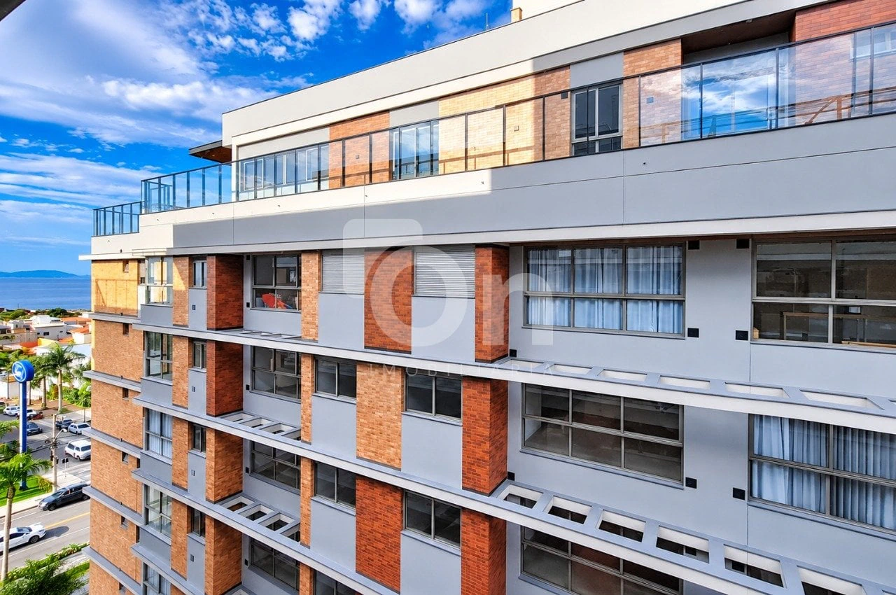 One-bedroom apartment with a water view — photo 15