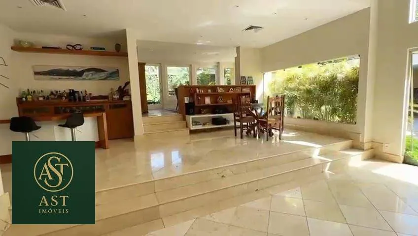 686 m² house with floor-to-ceiling windows and a bathtub — photo 26