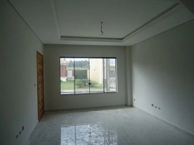 4-bedroom house with a walk-in closet — photo 4