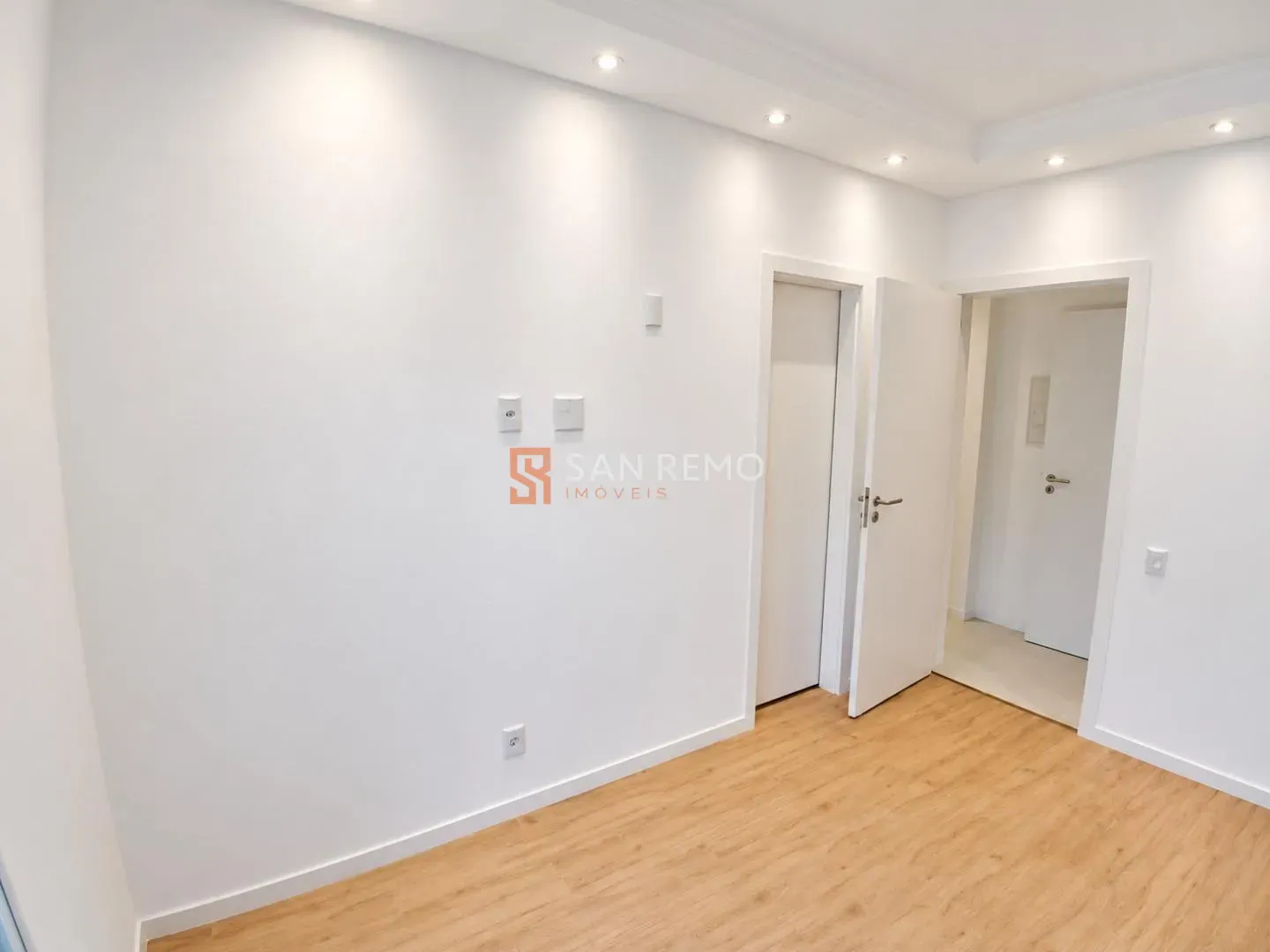 Glass-enclosed balcony in a 3-bedroom apartment, 120 m² — photo 8