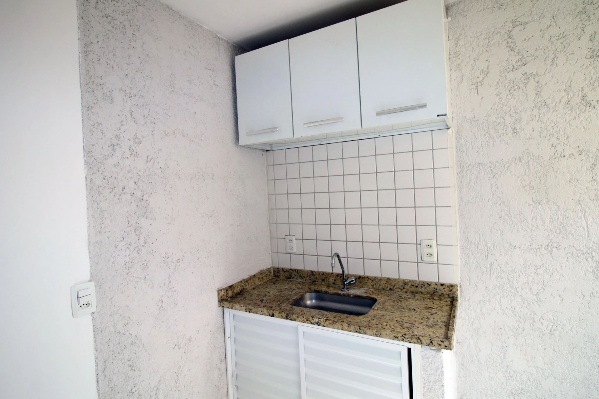 Unfurnished studio with 1 bedroom and 1 total bathroom — photo 5