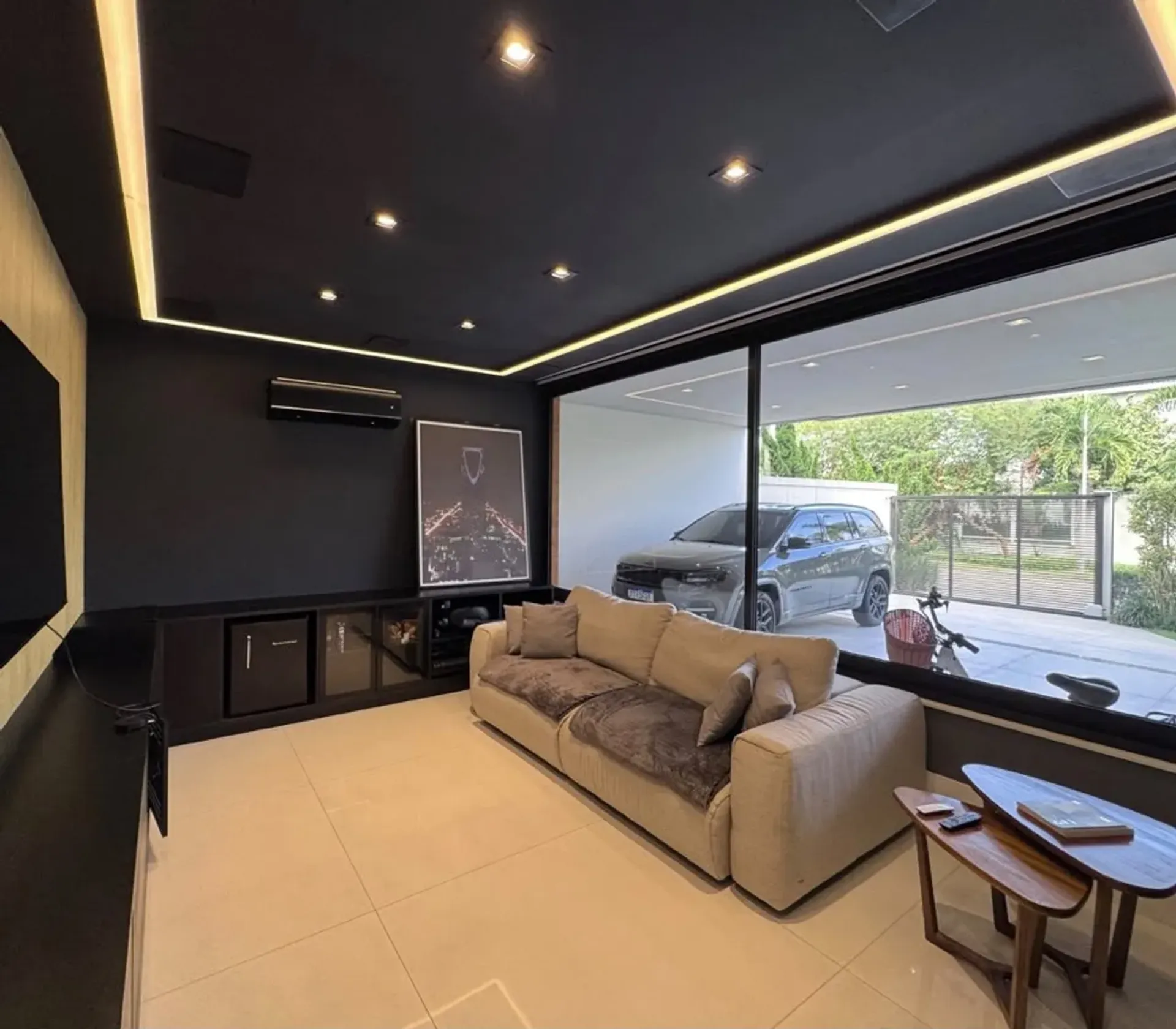 Furnished house, 800 m², with floor-to-ceiling windows — photo 11