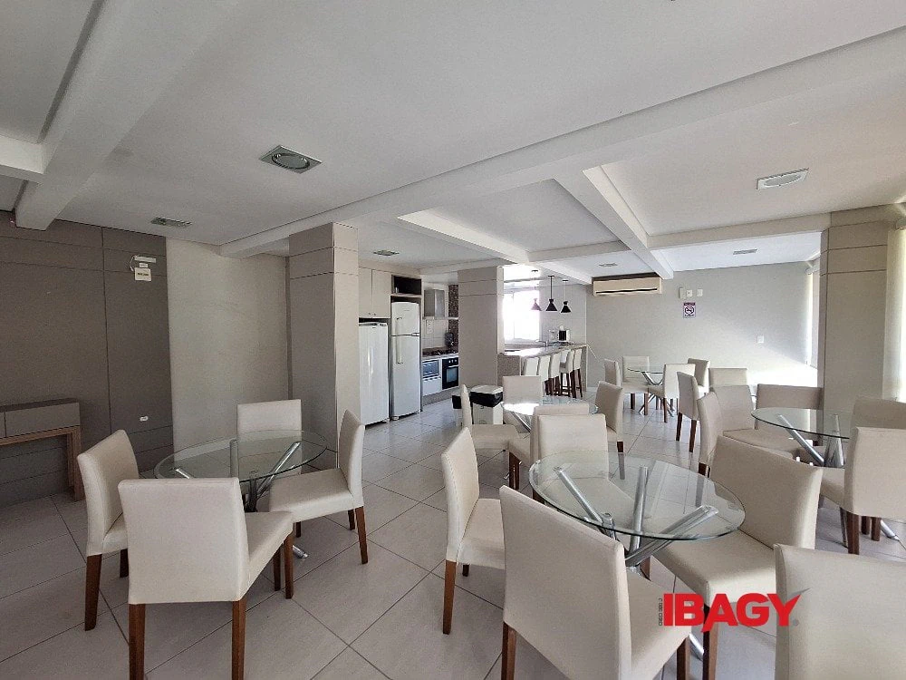 2-bedroom apartment in a building with a gym — photo 15