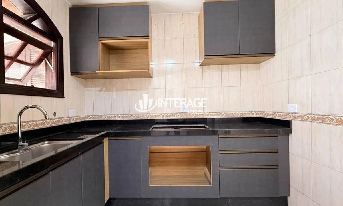 Wood or laminate floors in a 4-bedroom house, 200 m² — photo 24