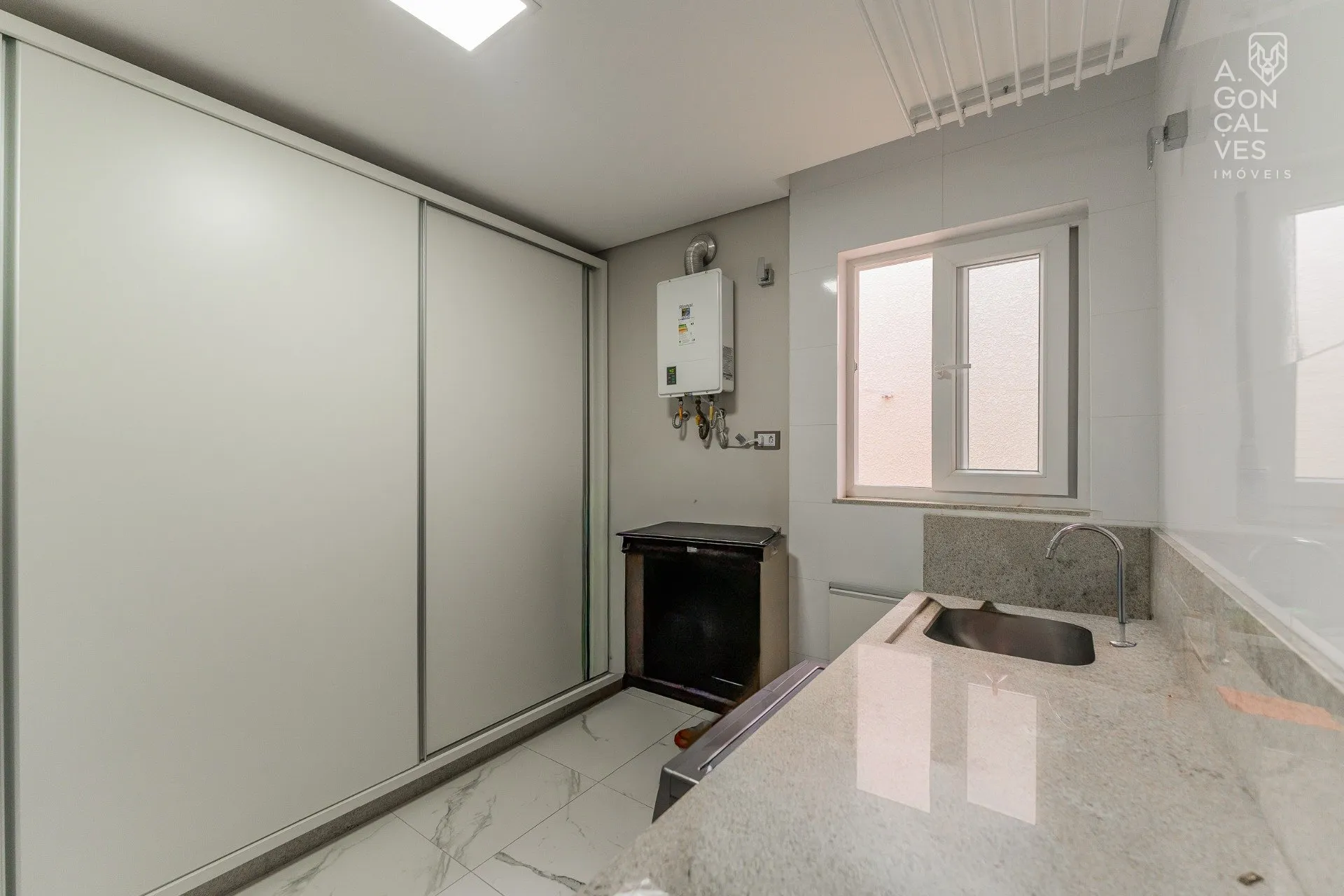 House with 3 bedrooms and an open-plan kitchen — photo 30