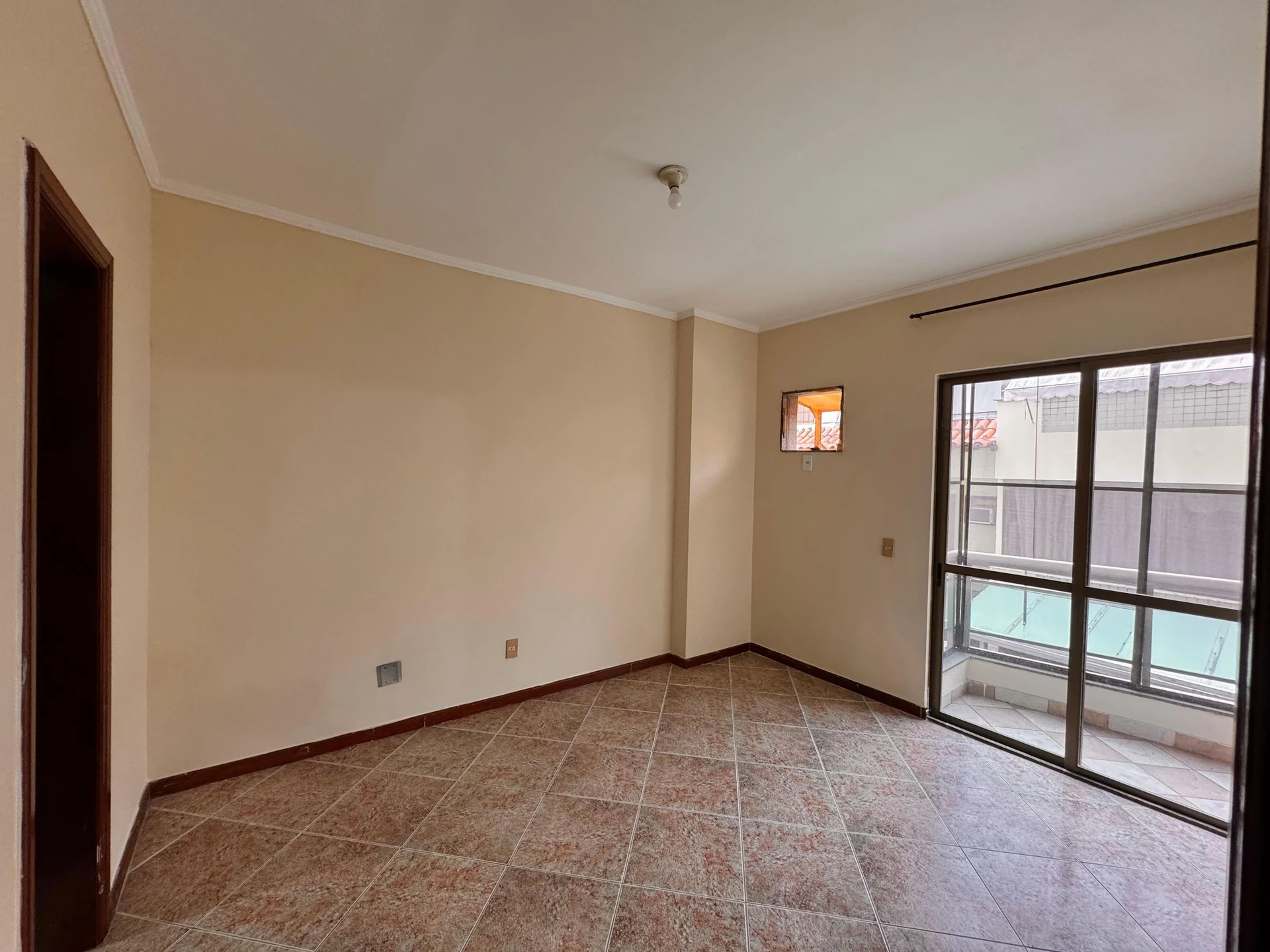 Unfurnished 3-bedroom apartment with enclosed balcony — photo 12