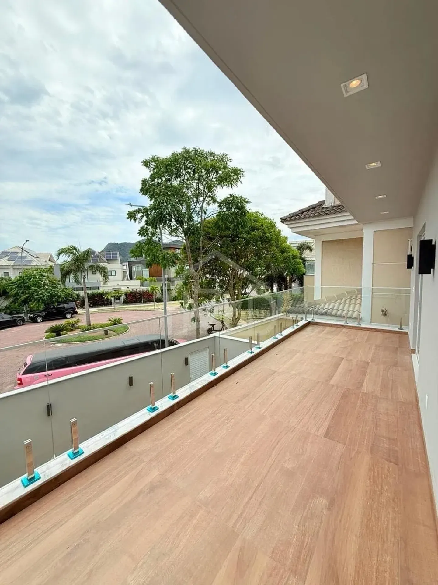 Triplex house with 280 m², 5 suites and balcony grill — photo 24
