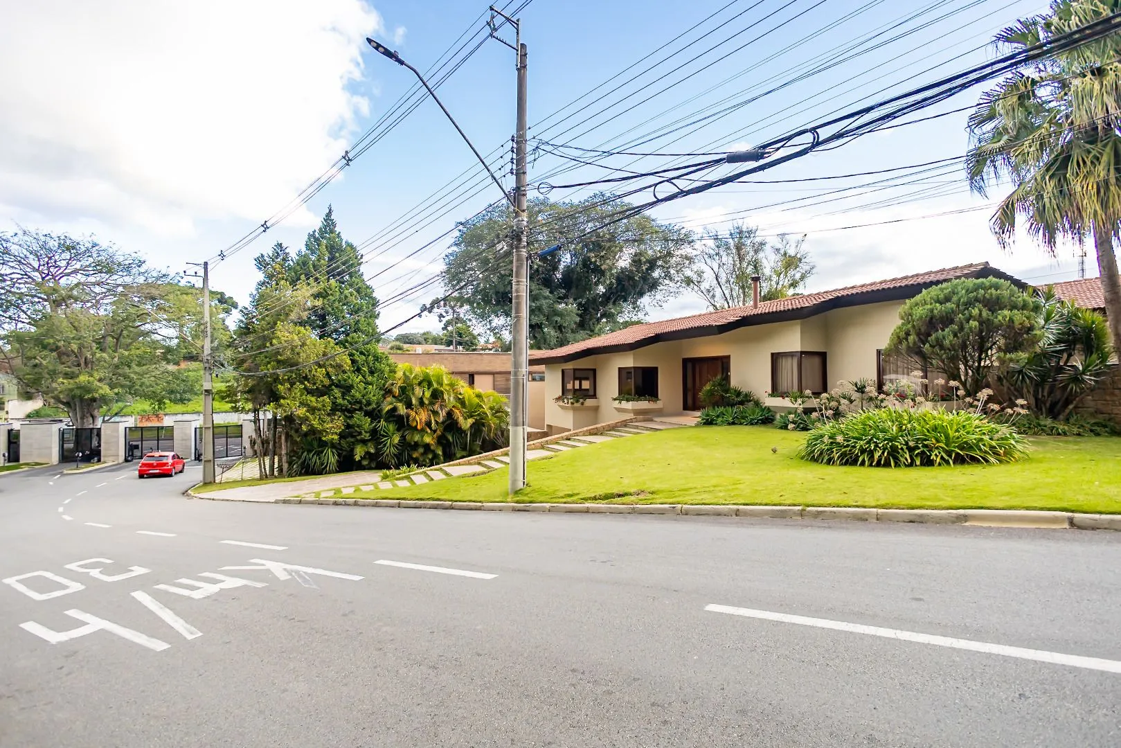 Rental house with 4 bedrooms and 5 bathrooms across 550 m² — photo 3