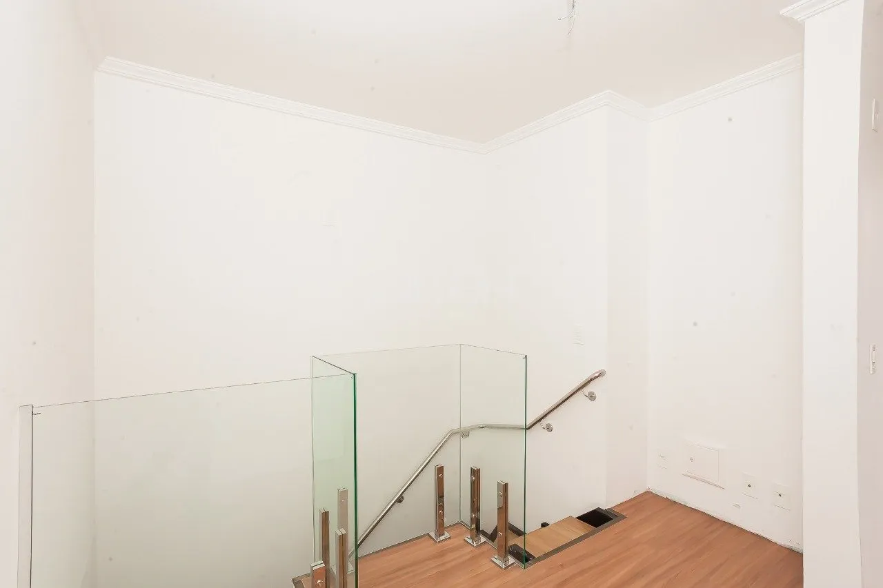 2-bedroom apartment with wood or laminate floors in Curitiba — photo 9