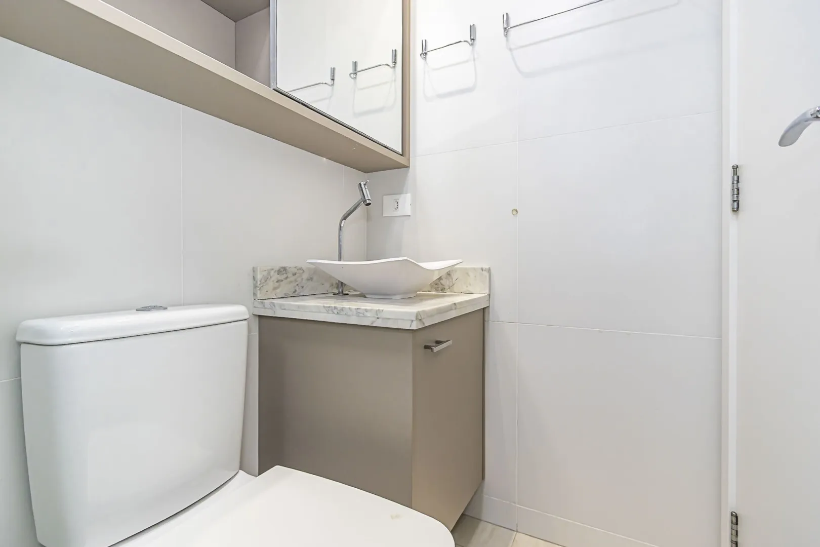 Balcony with a grill in a 2-bedroom apartment, 59 m² — photo 25