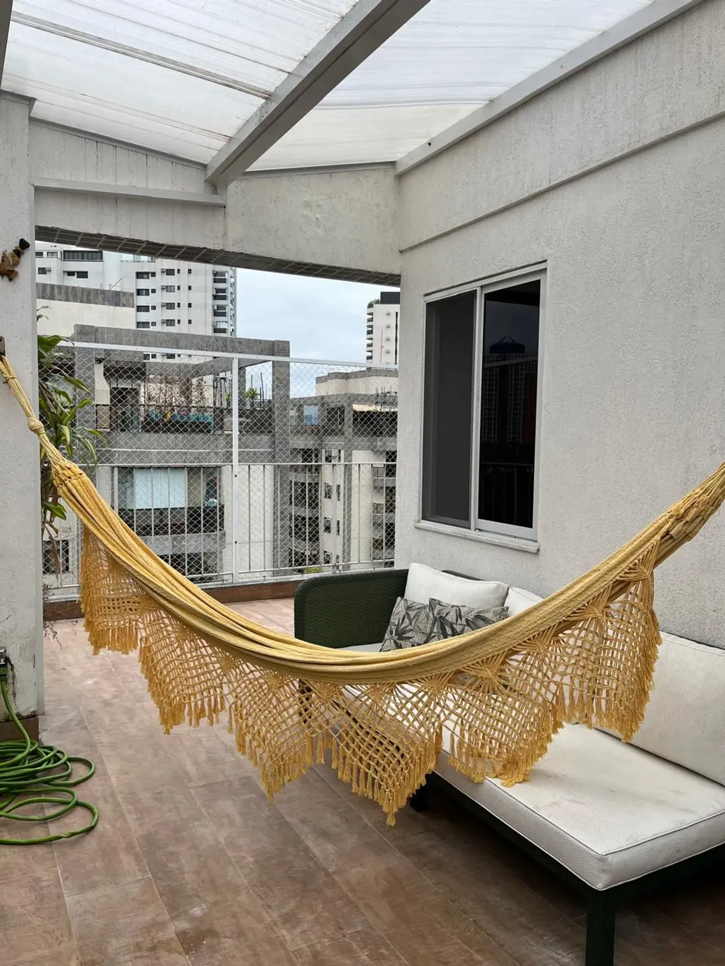 Furnished 3-bedroom apartment with glass balcony — photo 37