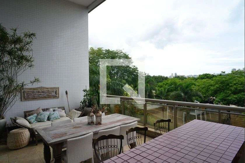 4-bedroom apartment with enclosed glass balcony — photo 9