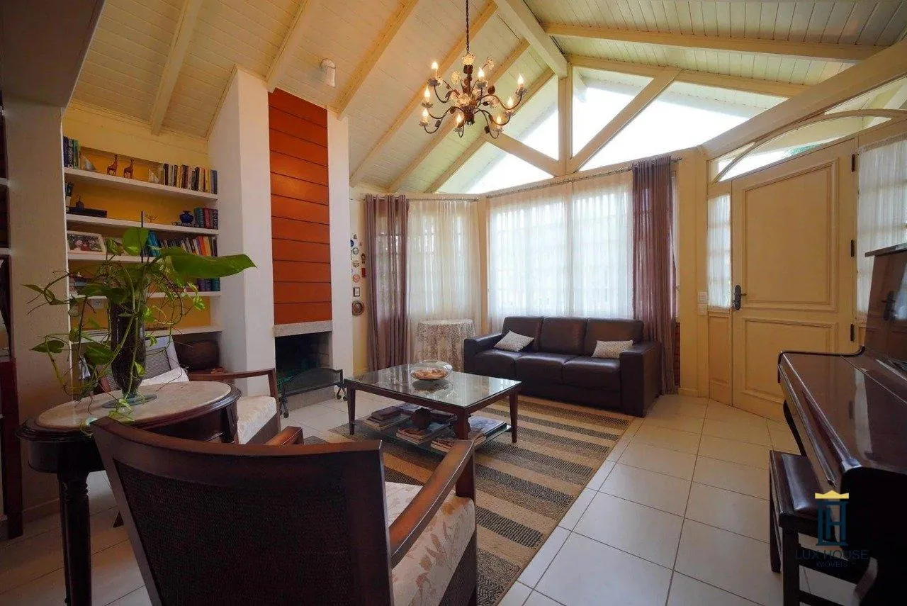 Casa de 3 dormitorios con ventanales de piso a techo — photo 18