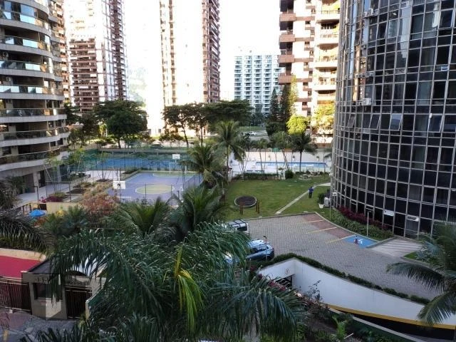 Glass-enclosed balcony in a 4-bedroom apartment, 143 m² — photo 32
