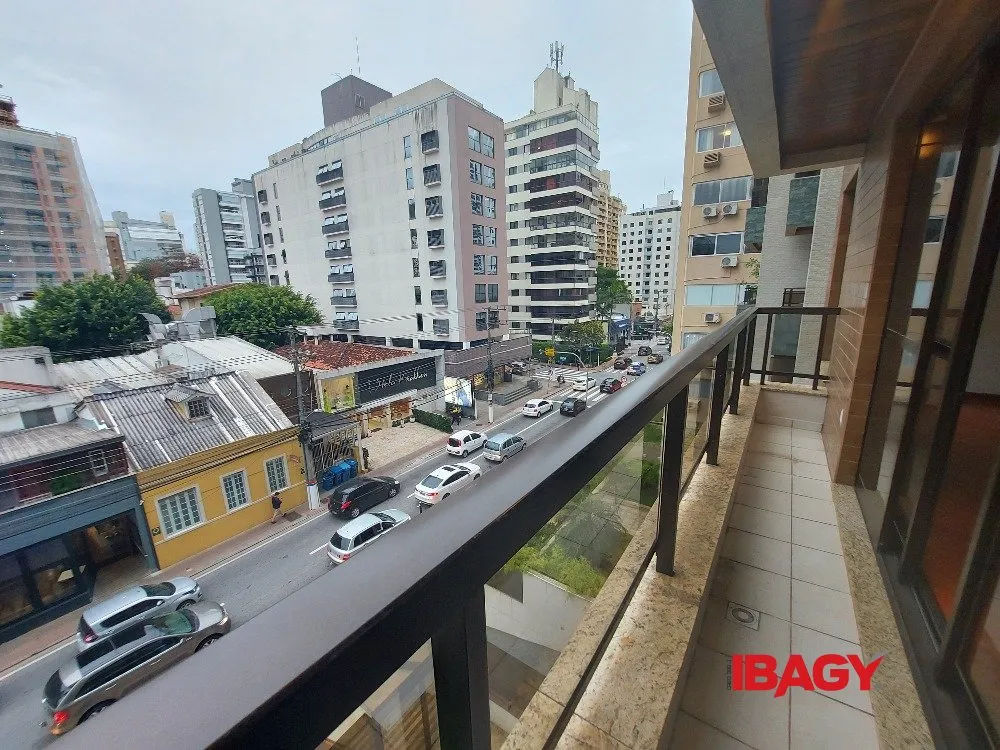 4-bedroom apartment with 2 en-suite baths and enclosed kitchen — photo 3