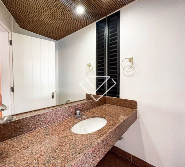 4-bedroom apartment with a balcony and laundry area — photo 19