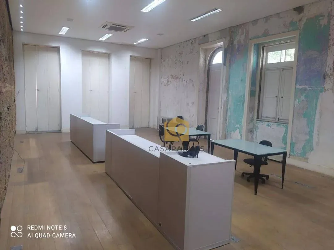 Casa com 2 dormitórios e piso de madeira na sala — photo 11