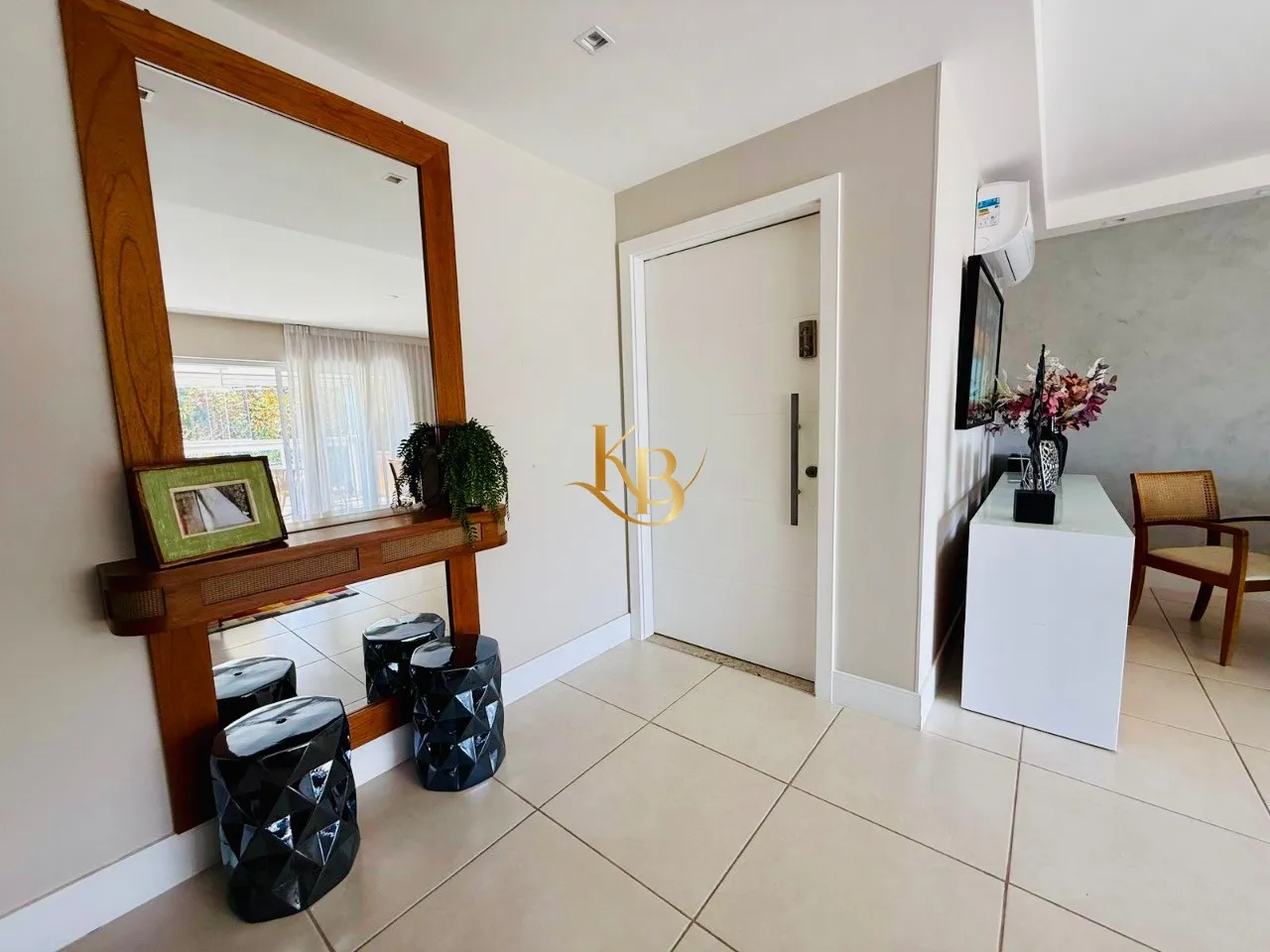 Furnished 4-bedroom apartment with enclosed balcony and grill — photo 17