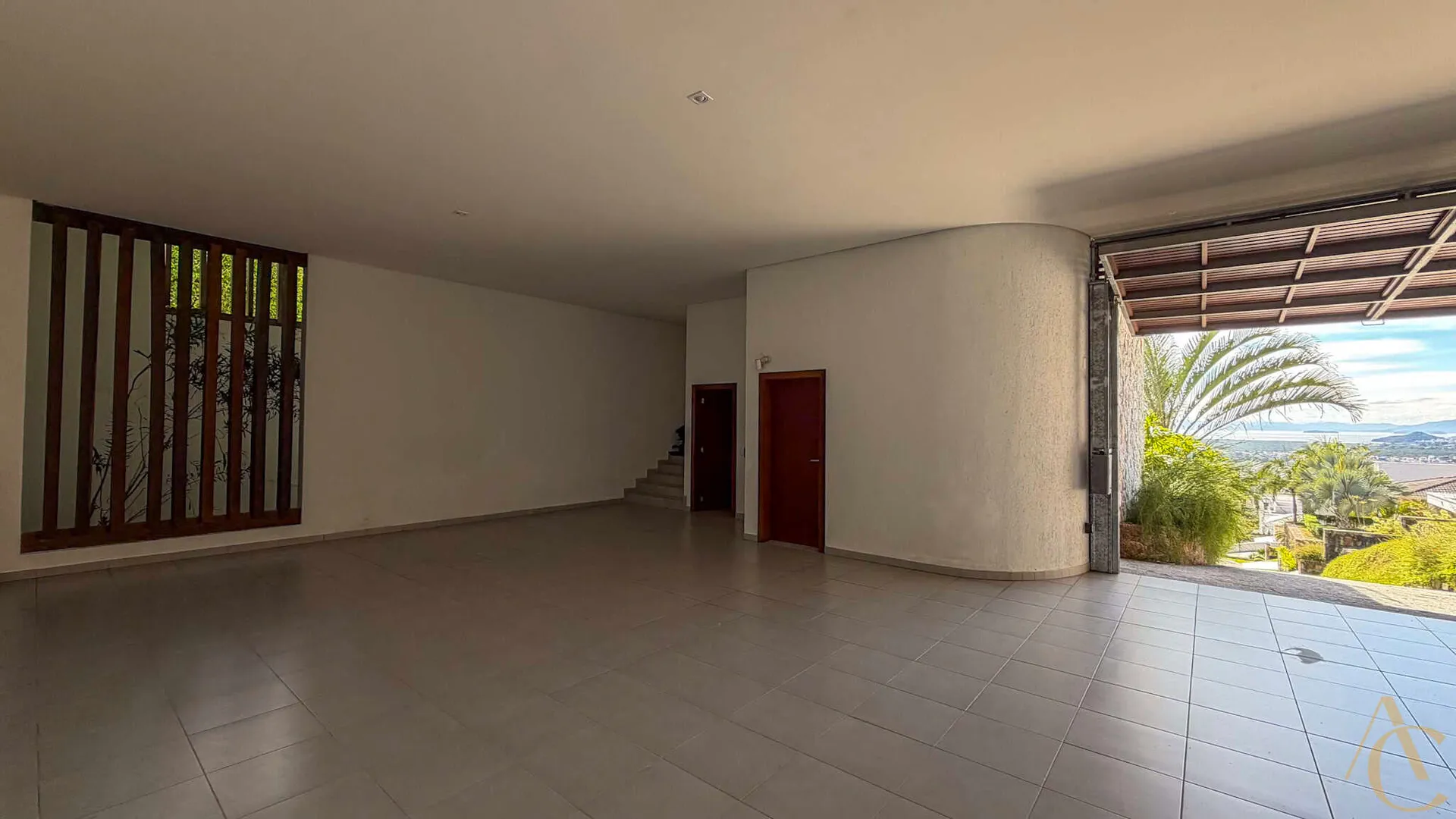 Furnished house, 689 m², with a grill on the balcony — photo 66