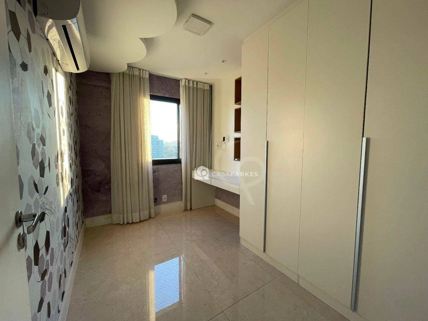 Balcony with a grill in a 3-bedroom apartment, 120 m² — photo 42
