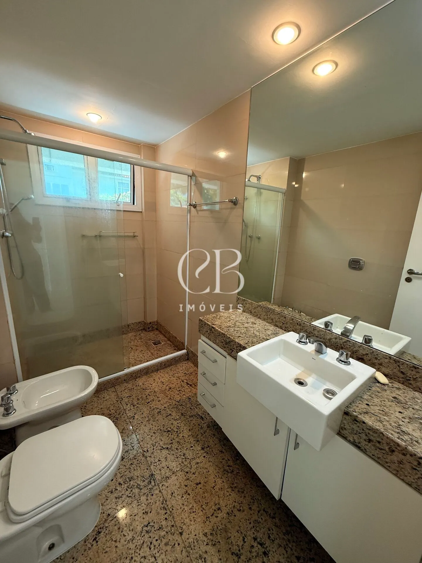 Apartment with 4 bedrooms and a balcony in great condition — photo 30