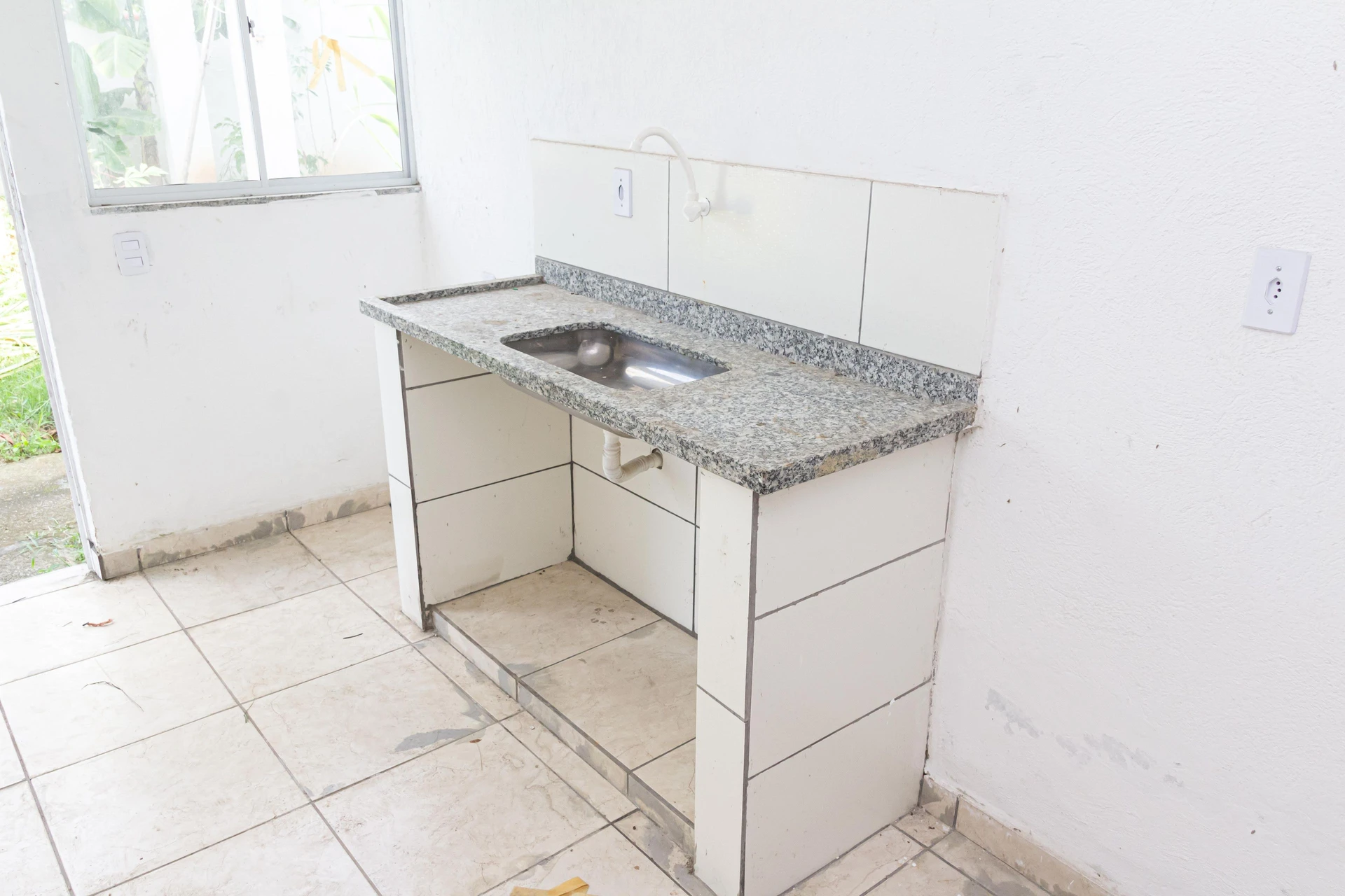 Unfurnished studio rental with private garden and 1 suite — photo 19