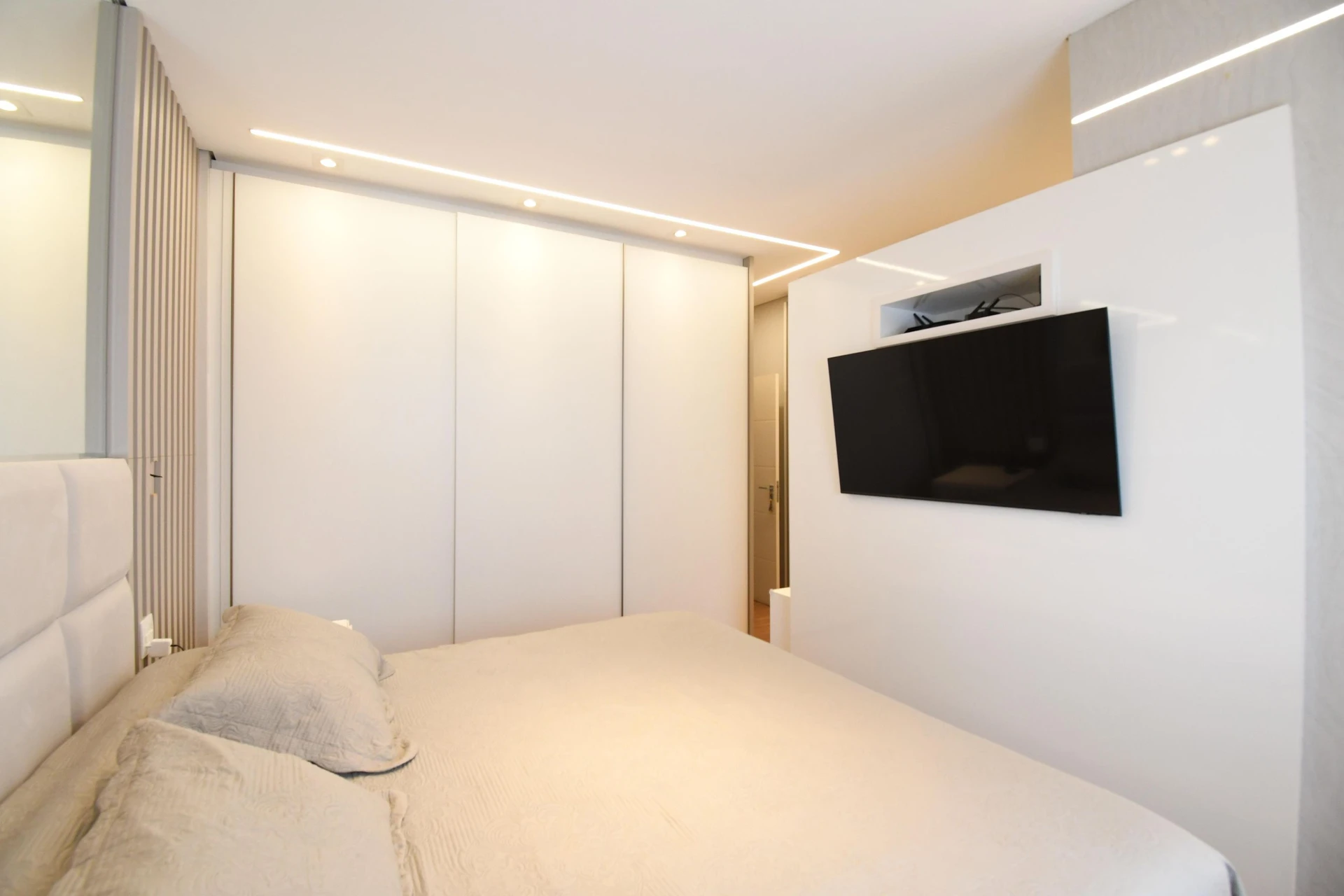 4-bedroom apartment with a dishwasher in Curitiba — photo 26