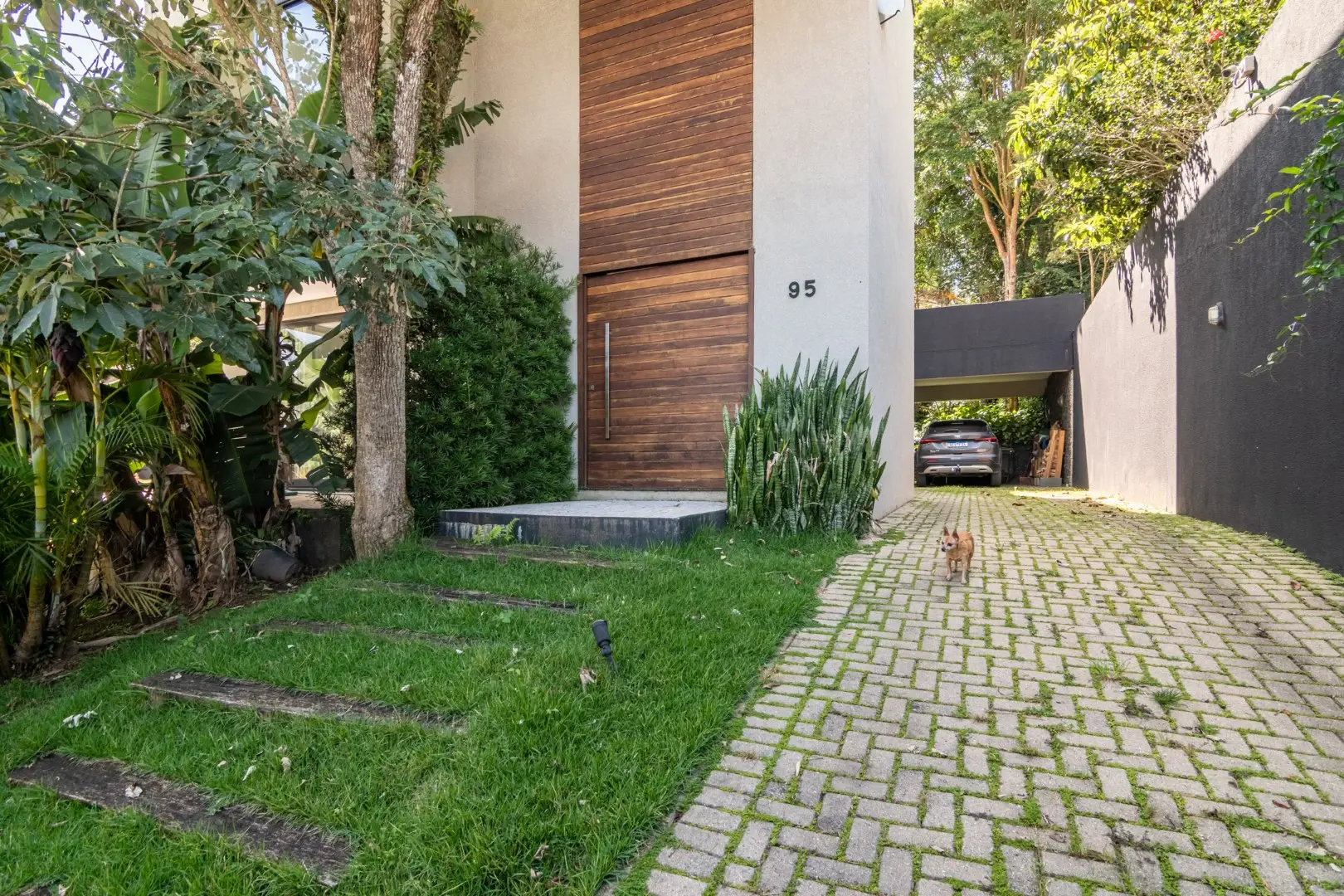Furnished contemporary house with 3 bedrooms and 540 m² — photo 19
