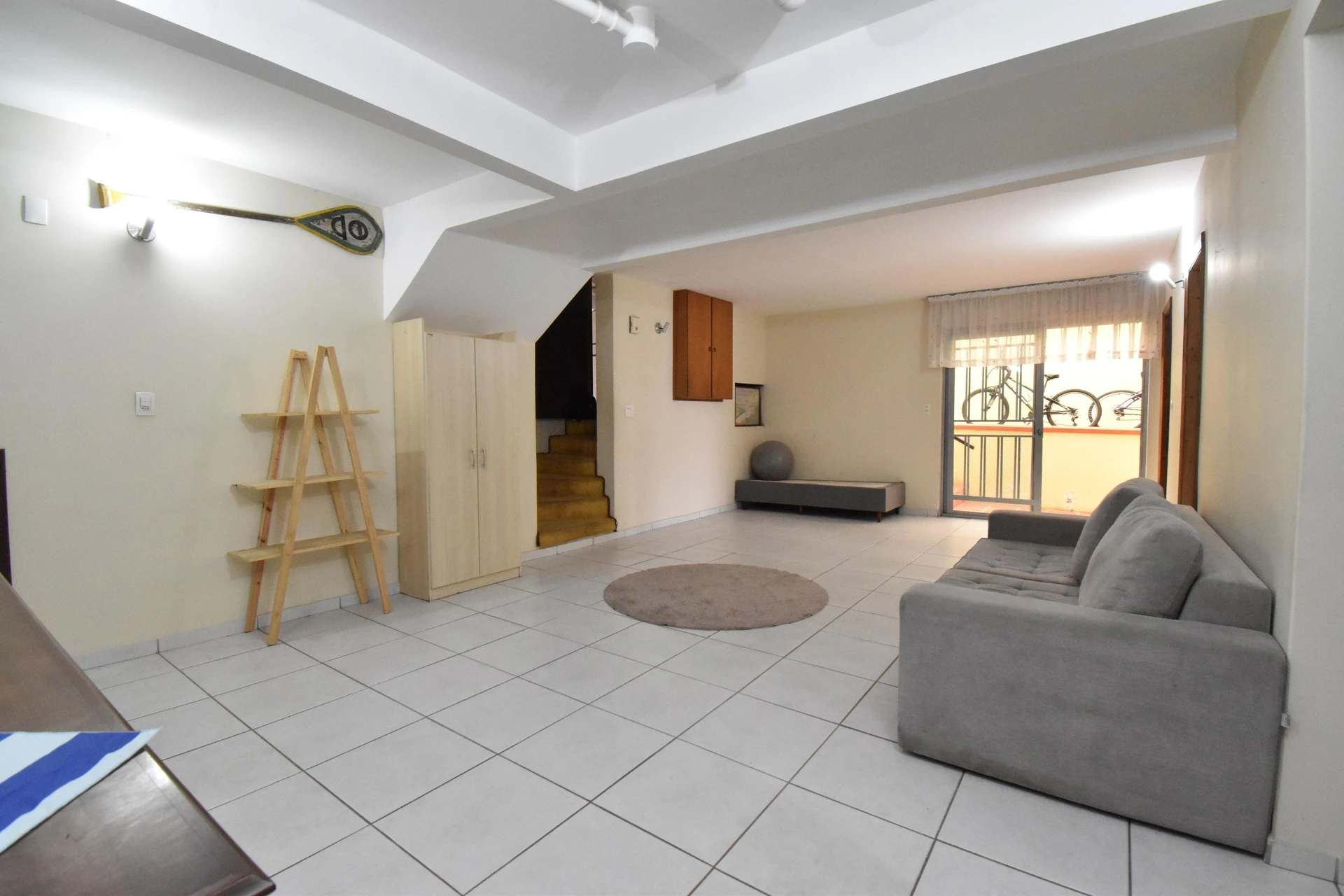 6-bedroom house with a garden
