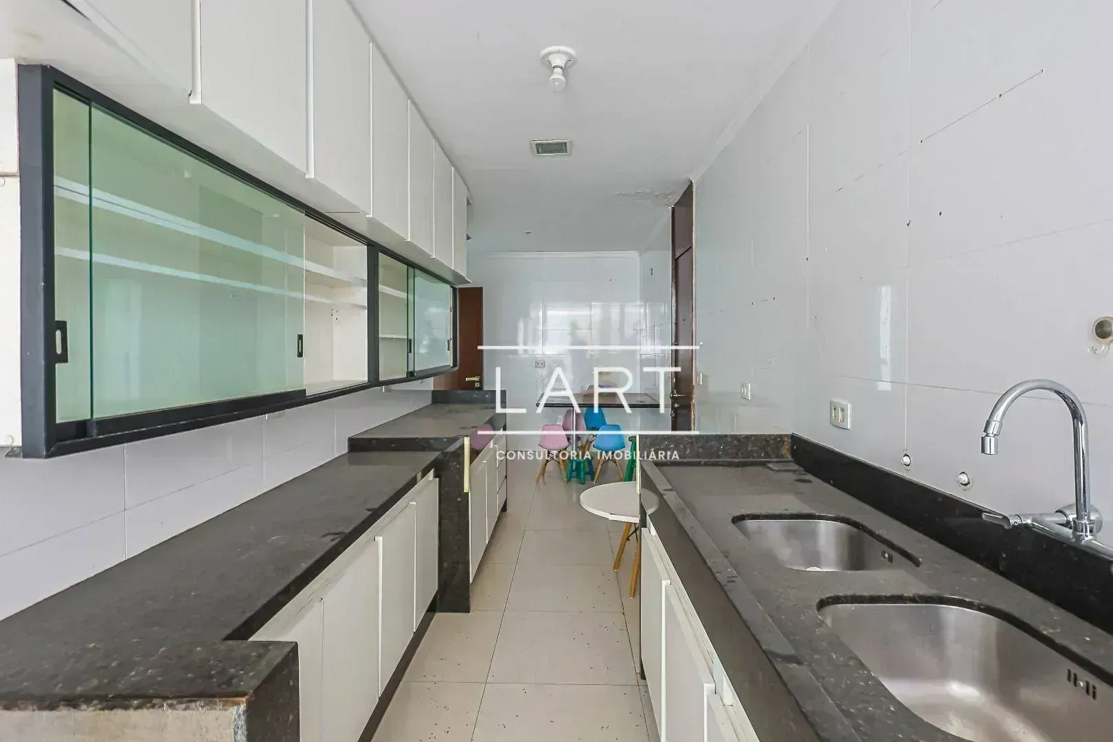 3-bedroom apartment with glassed-in balcony and 160 m² — photo 33