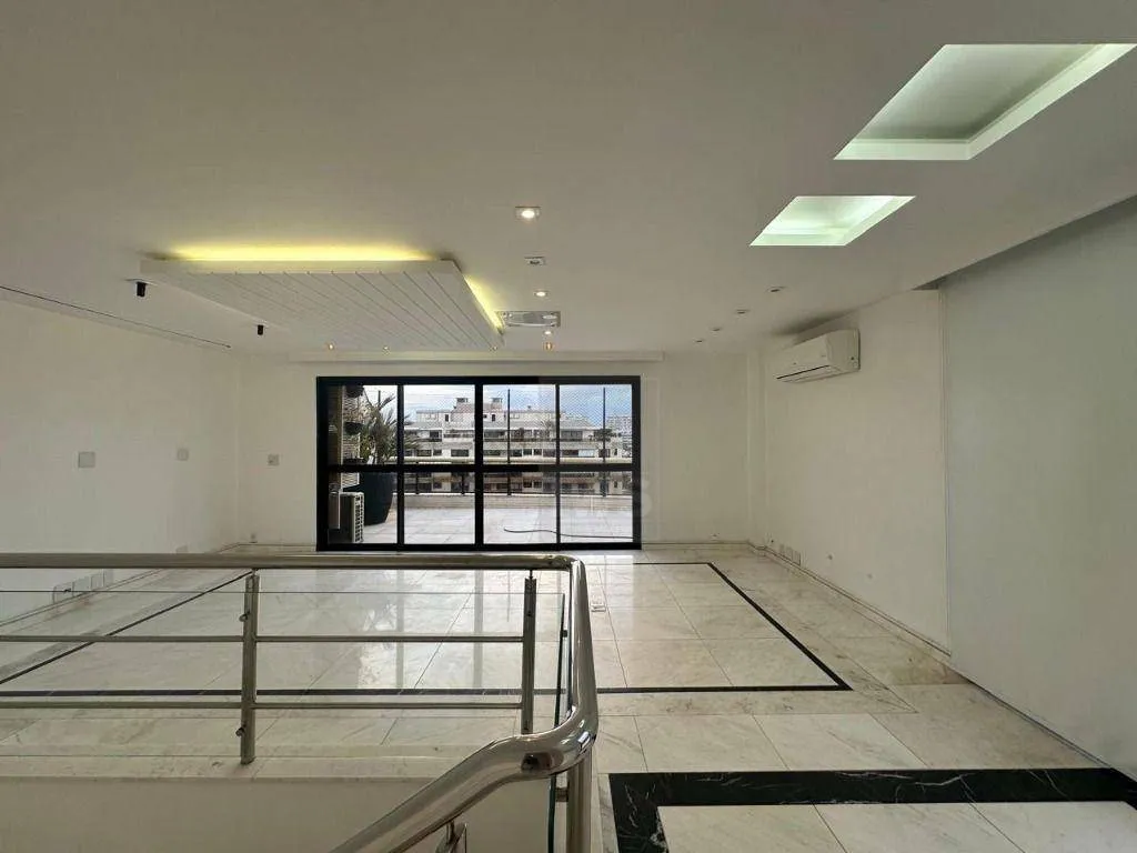 Furnished duplex penthouse with enclosed balcony — photo 31