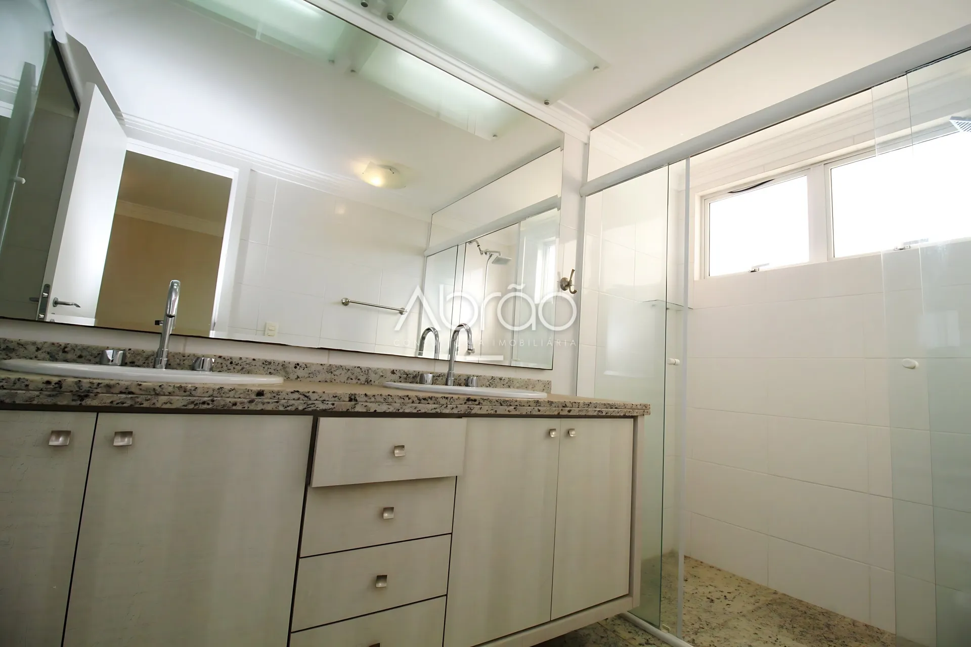 Furnished duplex apartment with 4 suites and 5 baths — photo 27