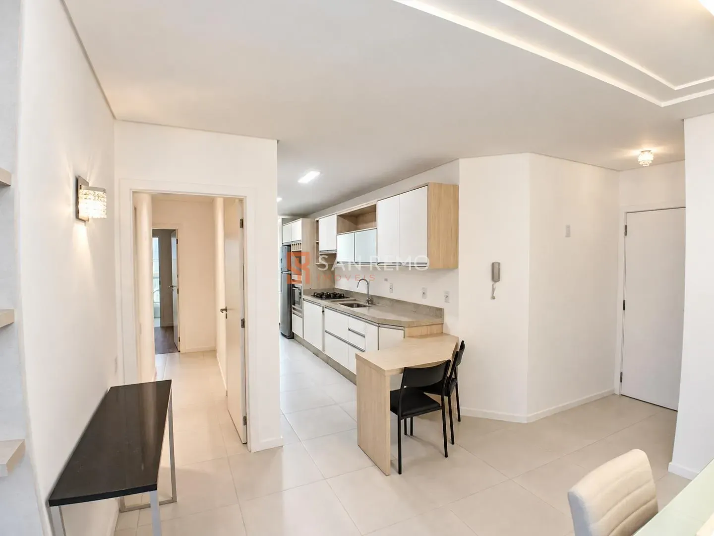 Glass-enclosed balcony in a 3-bedroom apartment, 120 m² — photo 2