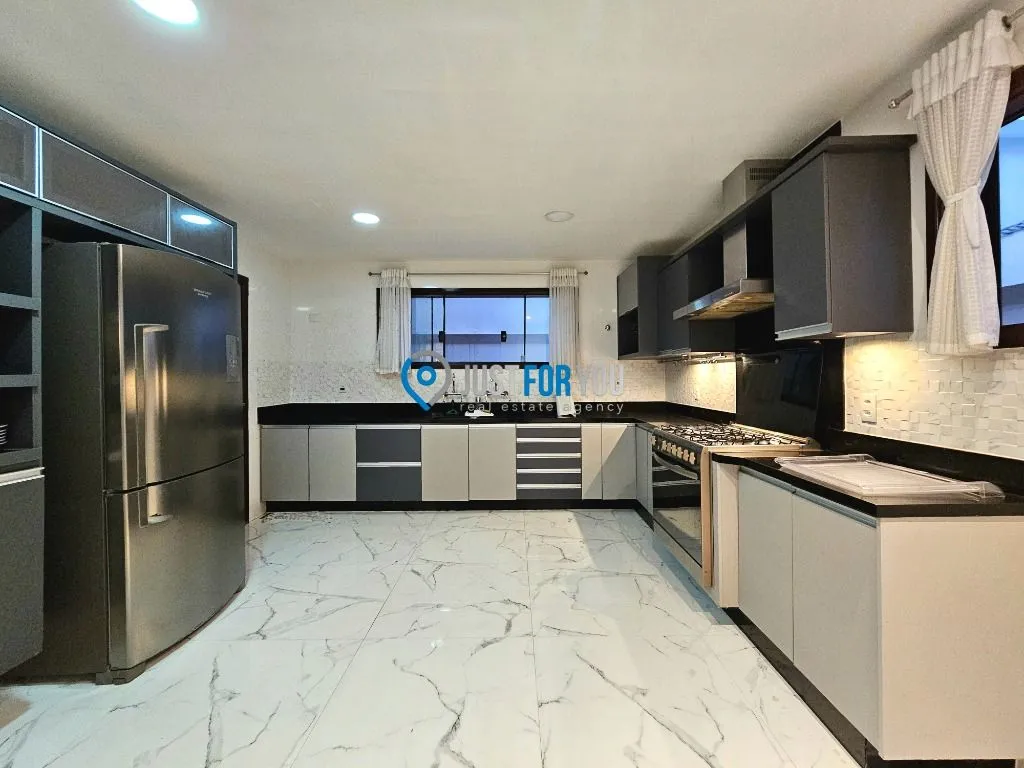 Furnished 4-bedroom house with 5 bathrooms and 350 m² — photo 17