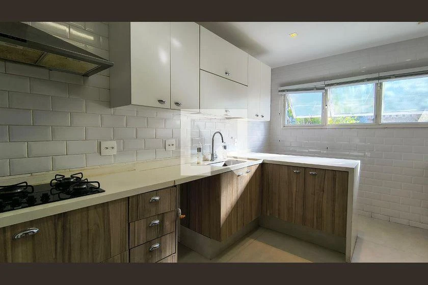 House with 4 bedrooms and a balcony with grill — photo 20